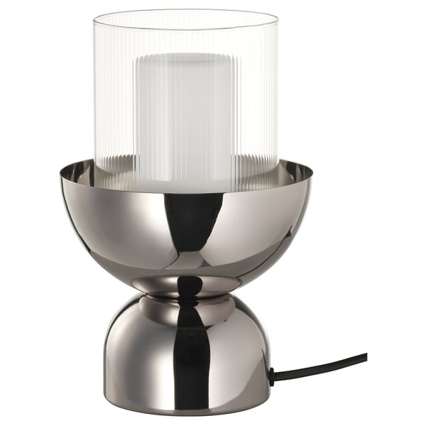 Moderne ACKJA lamp: zilveren schaal, heldere glazen kap, led-lamp, strak design.
