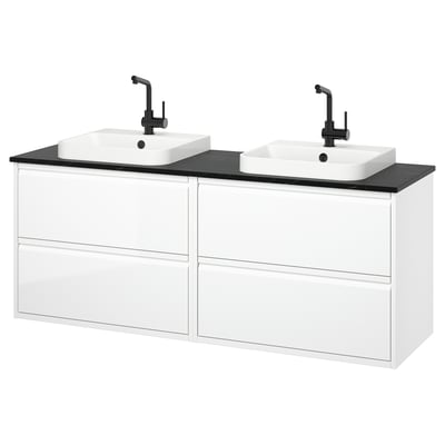 Moderne witte badkamermeubel met zwart aanrechtblad, twee vierkante kommen, zwarte armaturen, strakke handgrepen en voldoende opbergruimte.
