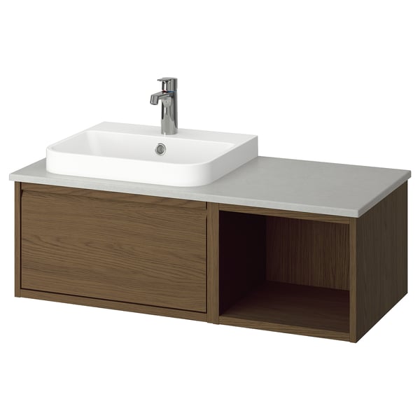 Moderne aan de muur gemonteerde badkamermeubel in lichtbruin hout met een wit aanrechtblad en vierkante wastafel, met een minimalistische stijl en praktische opbergruimte.