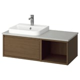 Moderne aan de muur gemonteerde badkamermeubel in lichtbruin hout met een wit aanrechtblad en vierkante wastafel, met een minimalistische stijl en praktische opbergruimte.
