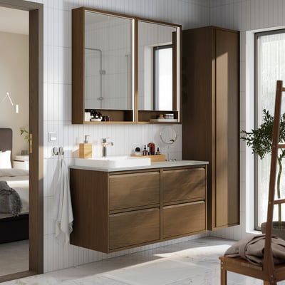 Moderne badkamer ÄNGSJÖN eiken badmeubel met marmeren wastafel, wandlades en donkerbruine kasten.