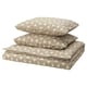 ÄNGSNEJLIKA bedlinnen set in beige-grijs, met een geometrisch patroon, netjes opgevouwen met bijpassende kussenslopen.