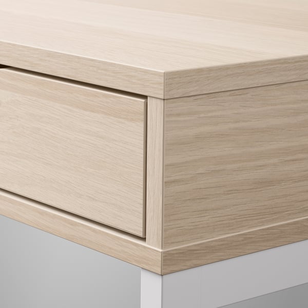 Modern houten bureau met strakke, ingebouwde lades en strakke lijnen, met gladde randen en hoogwaardige afwerking.