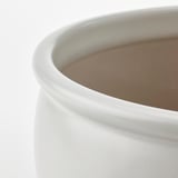 Close-up van AMBRARÖNN steengoed potten gladde, rustieke afwerking en stevige bouw.