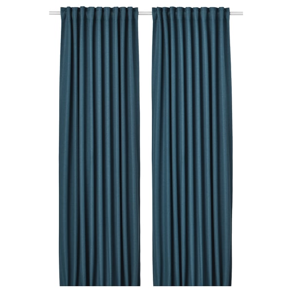 Twee donkerblauwe gordijnen hangen naast elkaar met verticale lijnen en geplooid koplint voor privacy en lichtblokkering.