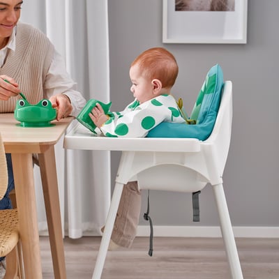 Witte ANTILOP kinderstoel; Kunststof zitting, metalen poten, verstelbare riemen.