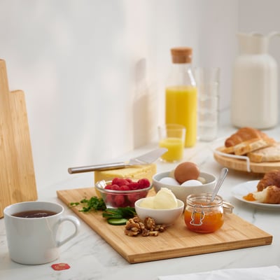 Keuken met APTITLIG-bord, marmeren aanrecht, ontbijtproducten.