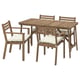 Houten buitentafel en vier stoelen met beige kussens, eenvoudig en functioneel ontwerp.
