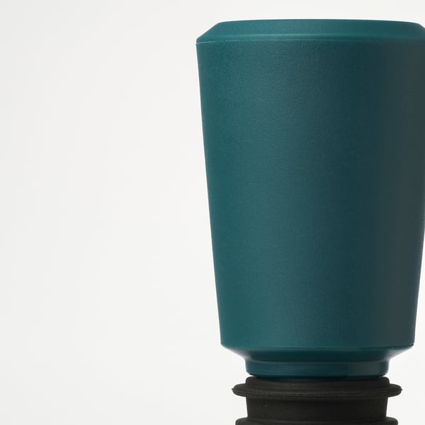 Close-up van een groene siliconen stop voor het afsluiten van flessen. Glad oppervlak zichtbaar, ontworpen om dranken te bewaren.