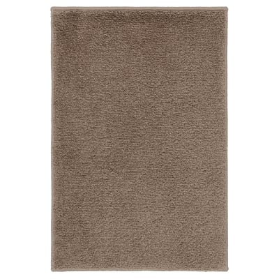 Een vierkante, lichtgrijze BACKMÅRA badmat, zacht met een lusvormige textuur, gemaakt van gerecycled polyester en latex achterkant.