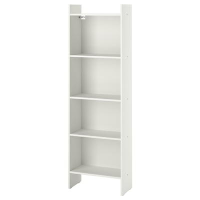 Een witte BAGGEBO boekenkast, met vier lege planken. Het heeft een minimalistisch ontwerp, ideaal voor het opbergen van boeken en decoratieve voorwerpen.