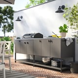 Buitenkeuken BÅTSKÄR, zilver, roestvrij staal, modern design. Groot, past goed op het dek met grill, planten en stoelen in de buurt.