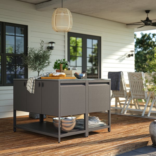 BÅTSKÄR buitenkeuken op veranda met stoelen, planten en lamp.