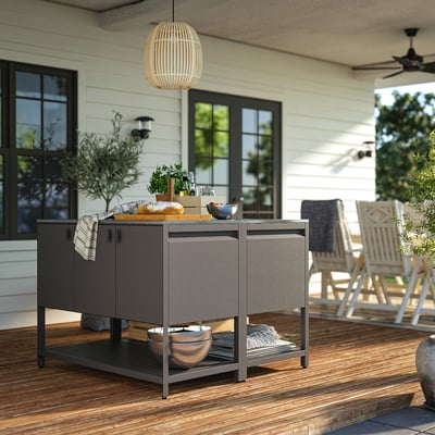 BÅTSKÄR buitenkeuken op veranda met stoelen, planten en lamp.