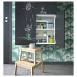 Klein houten opstapje, natuurlijke afwerking. Ideaal voor het bereiken van hoge kasten. Eenvoudig, duurzaam ontwerp.