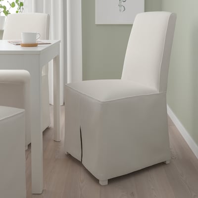 Een witte BERGMUND stoel met een minimalistisch design, met een afgeronde rugleuning en zitting, en een licht uitlopende rokbekleding.