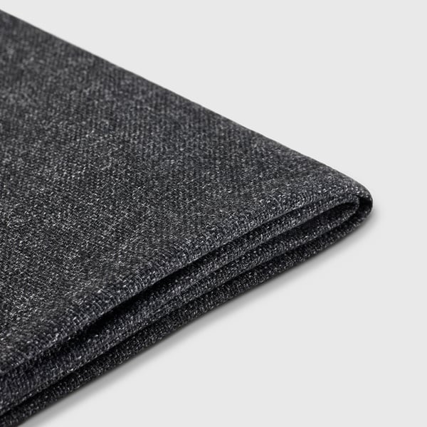 Gevouwen donkergrijze stof, glad en getextureerd, waarschijnlijk een hoogwaardig, milieuvriendelijk materiaal.