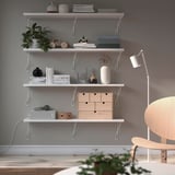 Witte BERGSHULT wandplank voor boeken, vazen en planten. Modern en minimalistisch design vormt een aanvulling op andere inrichtingen.