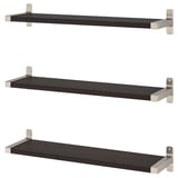 Drie zwarte wandplanken, elk met twee metalen beugels, weergegeven in een verticale opstelling.