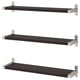 Drie zwarte wandplanken, elk met twee metalen beugels, weergegeven in een verticale opstelling.