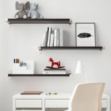 BERGSHULT planken met boeken, speelgoed en bureaulamp.