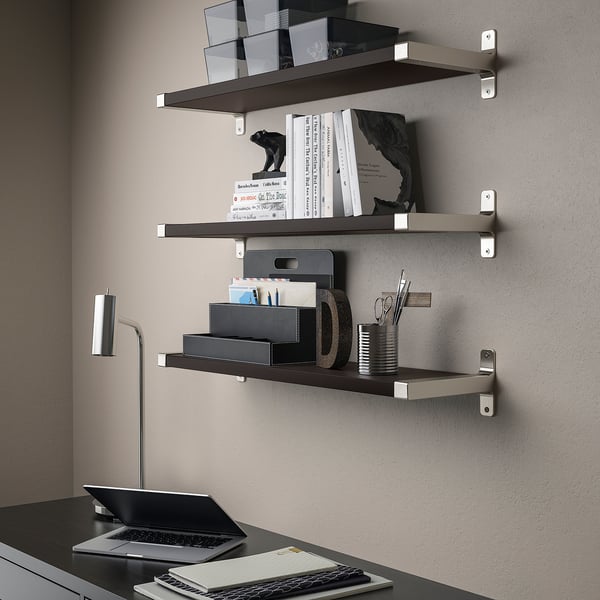 Moderne werkruimte met verstelbare planken, een laptop, toetsenbord en bureaulamp.