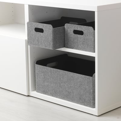 Drie grijze vilten opbergdozen in een witte plank, stapelbaar en met handvatten voor gemakkelijke toegang.