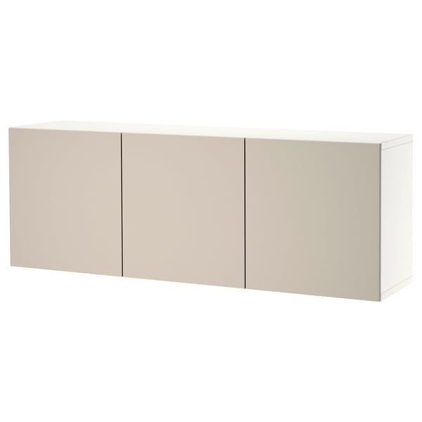 Toont een aan de muur gemonteerde BESTÅ-kast in beige. De opbergunit heeft drie deuren met strakke lijnen, wat een minimalistische en moderne uitstraling biedt.