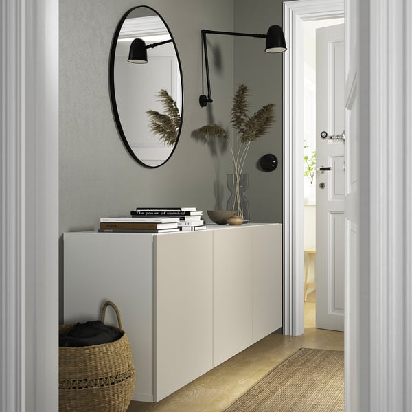 Moderne hal met BESTÅ kast, spiegel, planten en lamp.