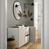 Minimalistische entree: aan de muur gemonteerde opbergkast met open deuren, spiegel, verlichting en decoratie.
