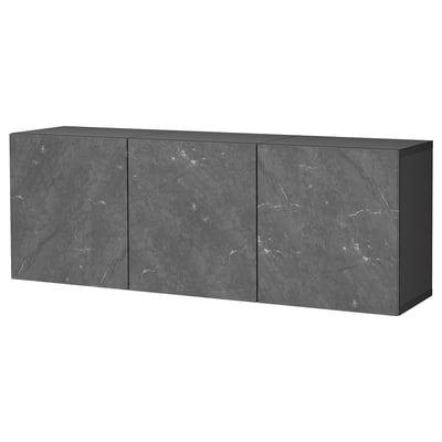 Moderne wandkast in grijs met marmerachtige afwerking, met een luchtige opbergoplossing.