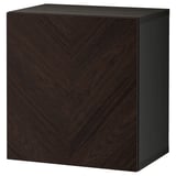 Donkerbruin houten opbergmeubel, vierkant met chevronpatroon, modern design en meerdere opbergmogelijkheden.