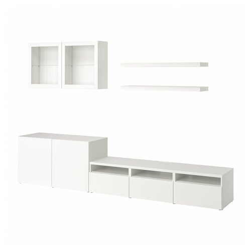 Deze afbeelding toont een witte BESTÅ meubelset met tv-meubel, wandplanken en vitrinekasten.