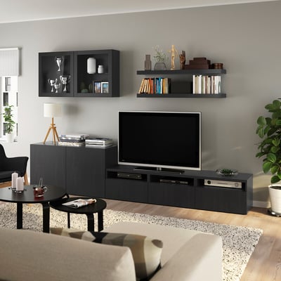Moderne woonkamer met BESTÅ tv-meubel, flatscreen, bank en salontafel.