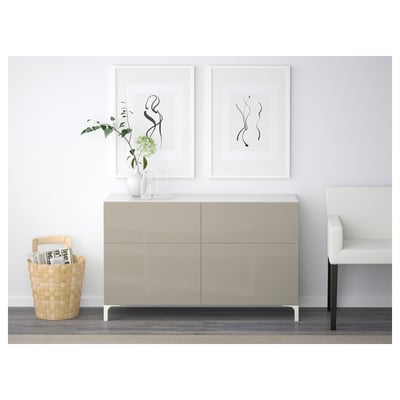 Moderne woonkameropstelling met een BESTÅ dressoir met lades en planken, gedecoreerd met een vaas, planten en kunst aan de muur.