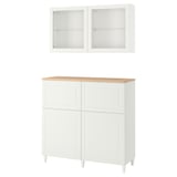 Witte BESTÅ kastenset met glazen deuren, houten blad en opberglades.