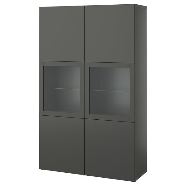Een ikea BESTÅ donkergrijze kast met glazen deuren en planken. Het is een modern ontwerp met strakke lijnen en verstelbare opbergruimte.