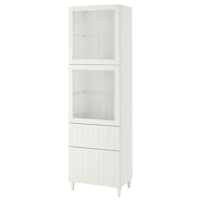 Ikea BESTÅ witte kast: hoge, slanke, witte vitrine met glazen deuren en onderste lades voor opslag.