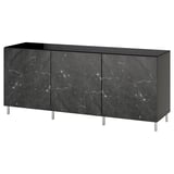 Zwart dressoir met deuren met marmerstructuur, metalen poten, rechthoekige vorm.