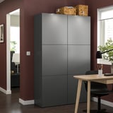 Modern kantoor met grijze BESTÅ kast, bureau, stoel en plant.