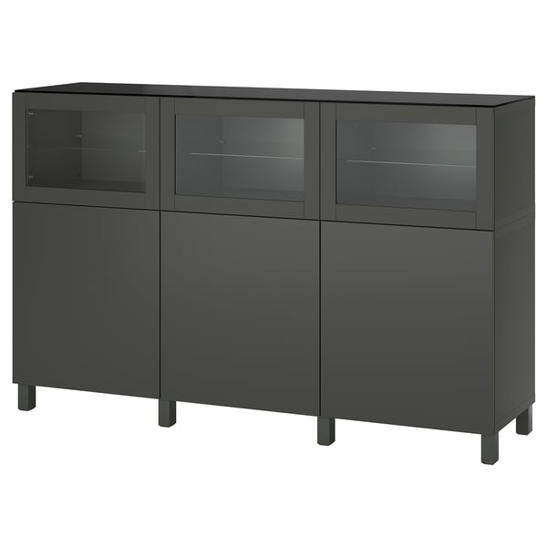 Zwart BESTÅ dressoir met glazen deuren en zwarte poten, voor het privé opbergen van spullen.