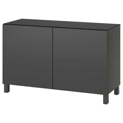 Een ikea BESTÅ dressoir in donkergrijs met twee deuren en vierkante poten.