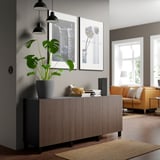 Modern BESTÅ dressoir met plant en decor.