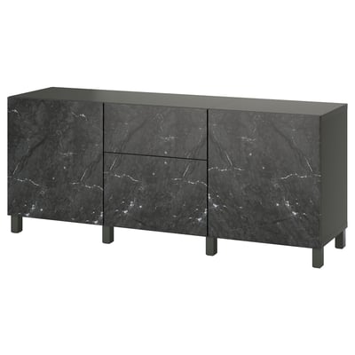 Een zwart BESTÅ dressoir met drie deuren en twee lades, met een strak, modern design met donker marmereffect en metalen poten.