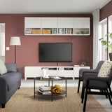 Moderne woonkamer met rode muren, grijze bank, tv-meubel en inrichting.