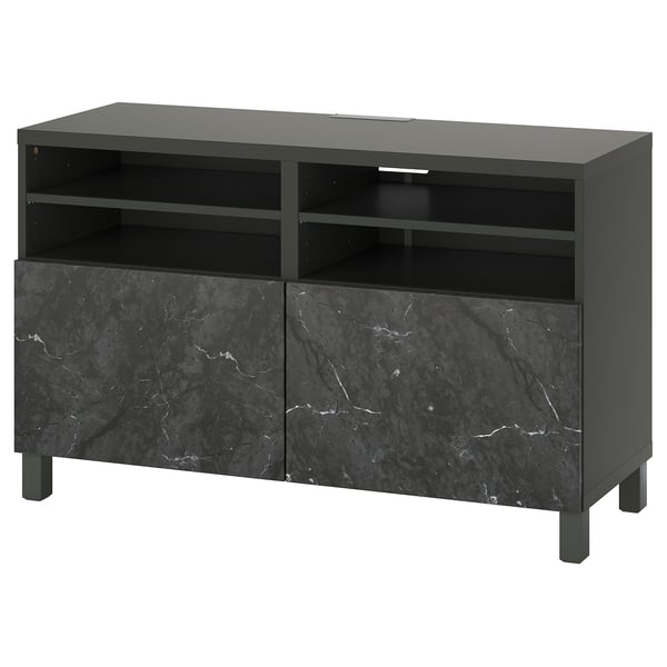 Moderne donkergroene tv-standaard met marmeren poedercoating. Open planken, dubbele deuren en geïntegreerd kabelbeheer. Strak, minimalistisch ontwerp.