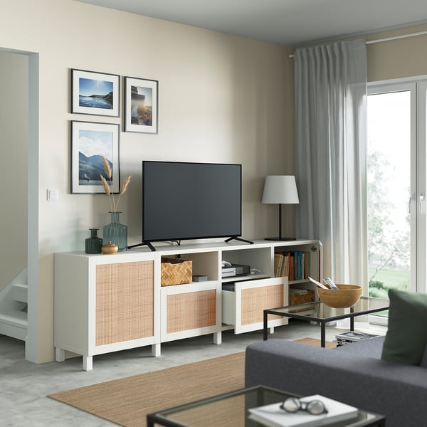 Moderne woonkamer met BESTÅ tv-meubel. Inclusief verstelbare planken, kabelbeheer en zachtsluitende lades.