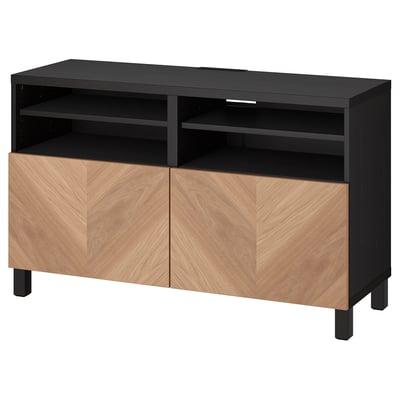BESTÅ tv-meubel, zwart met houten deuren, rechthoekige vorm, opbergruimte en kabelbeheer.