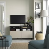 Moderne woonkamer met BESTÅ tv-meubel, tv, inrichting, tussen foto's, blauwe bank, lamp, rieten mand.