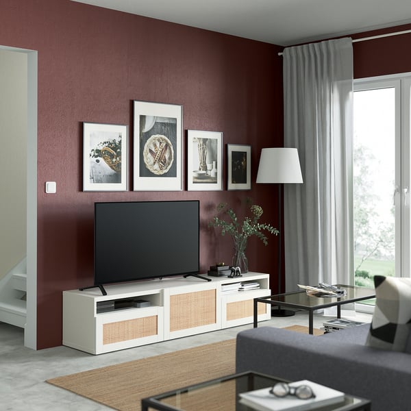 Moderne woonkamer met BESTÅ tv-meubel, flatscreen, decor, grijze bank, lamp, raam.